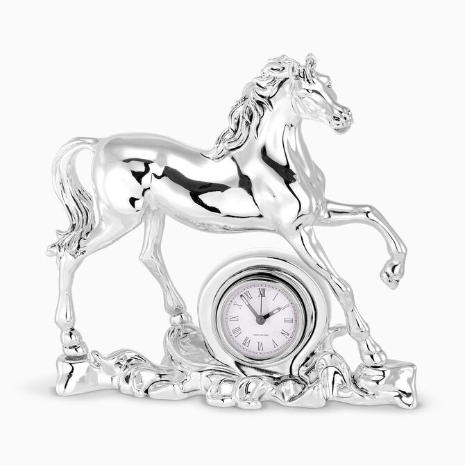 סוס מצופה כסף עומד עם שעון 