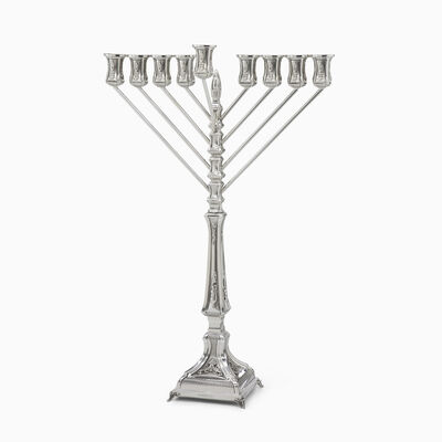 חנוכיה לגון מקושטת חבד 