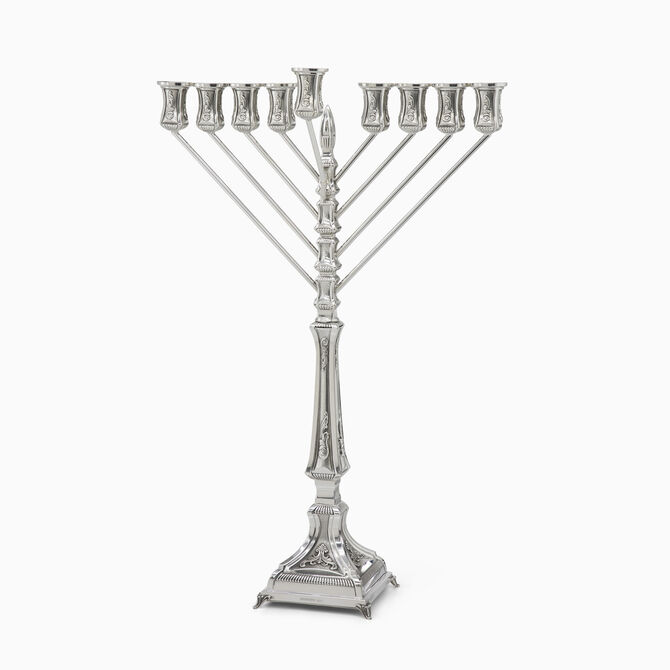 חנוכיה לגון מקושטת חבד 