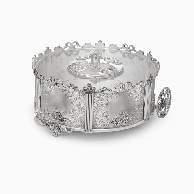 קופסא למצה שמורה כתרים עם גלגלים 